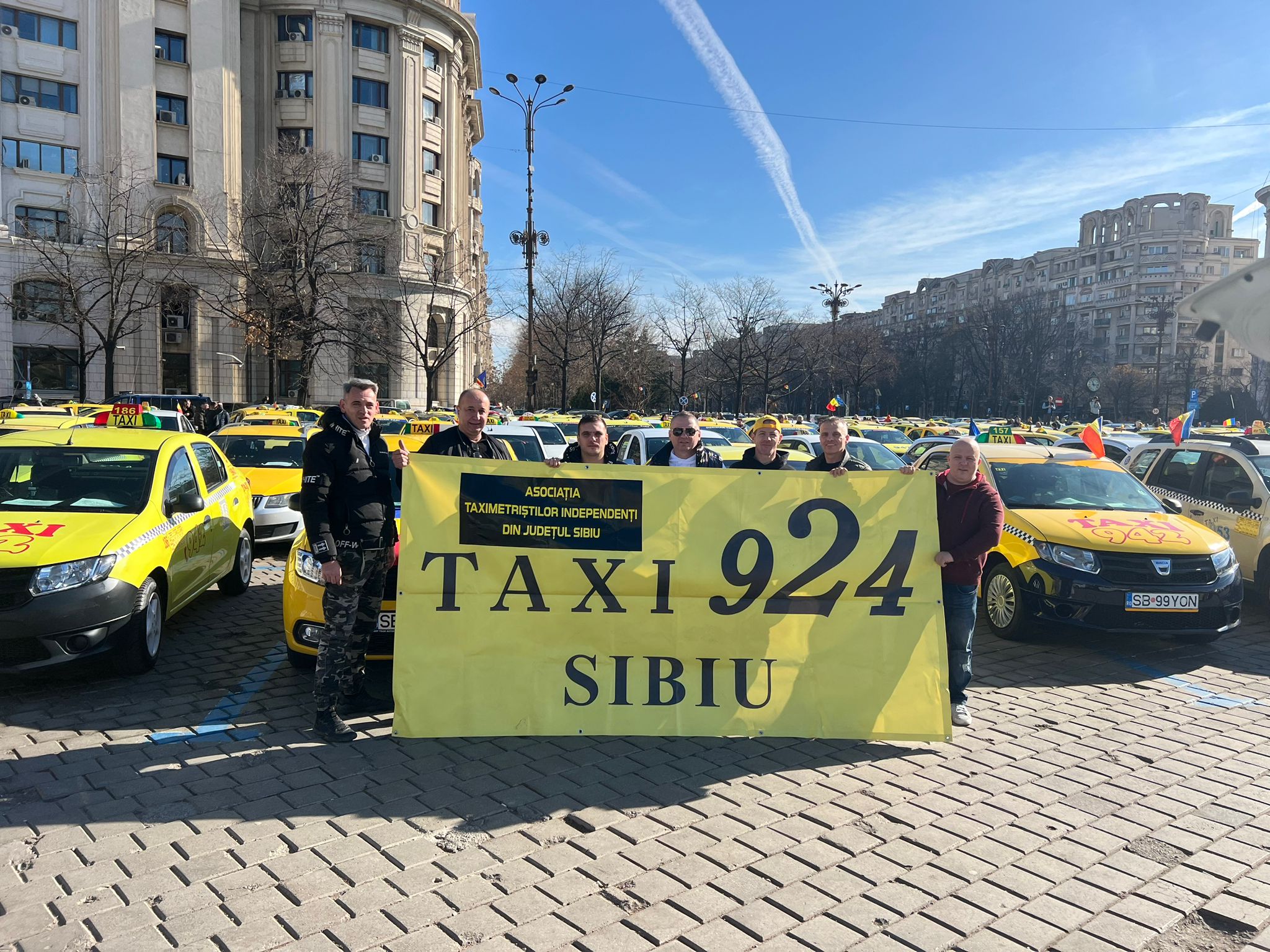 Aproximativ 60 de taximetriști sibieni s-au alăturat protestului de la București. „Este plină Piața Constituției. Este mai mare decât cel din 2019”