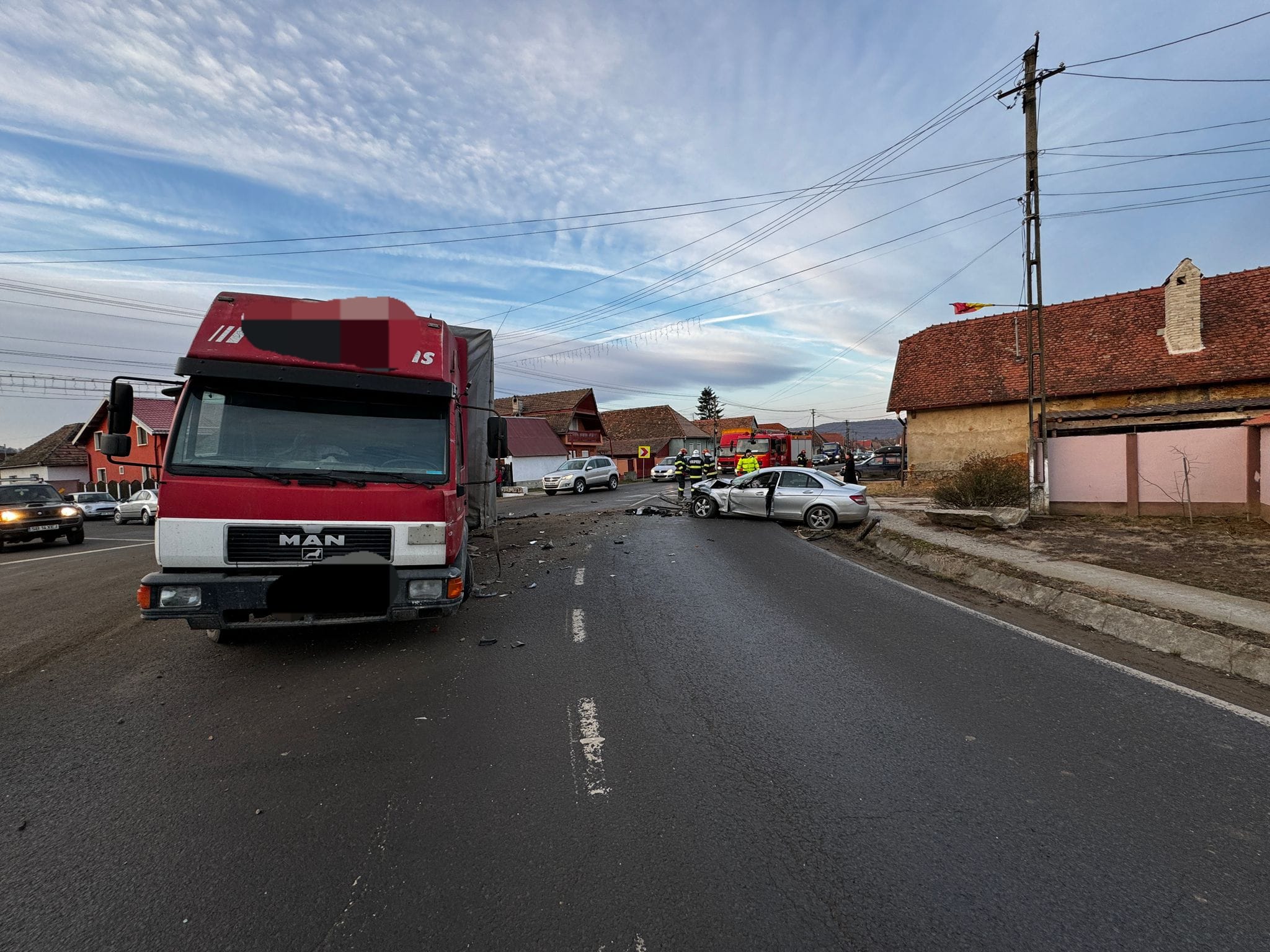 Accident la Brateiu:  a ratat curba și a intrat într-un tir. Un bărbat de 70 de ani a ajuns la spital