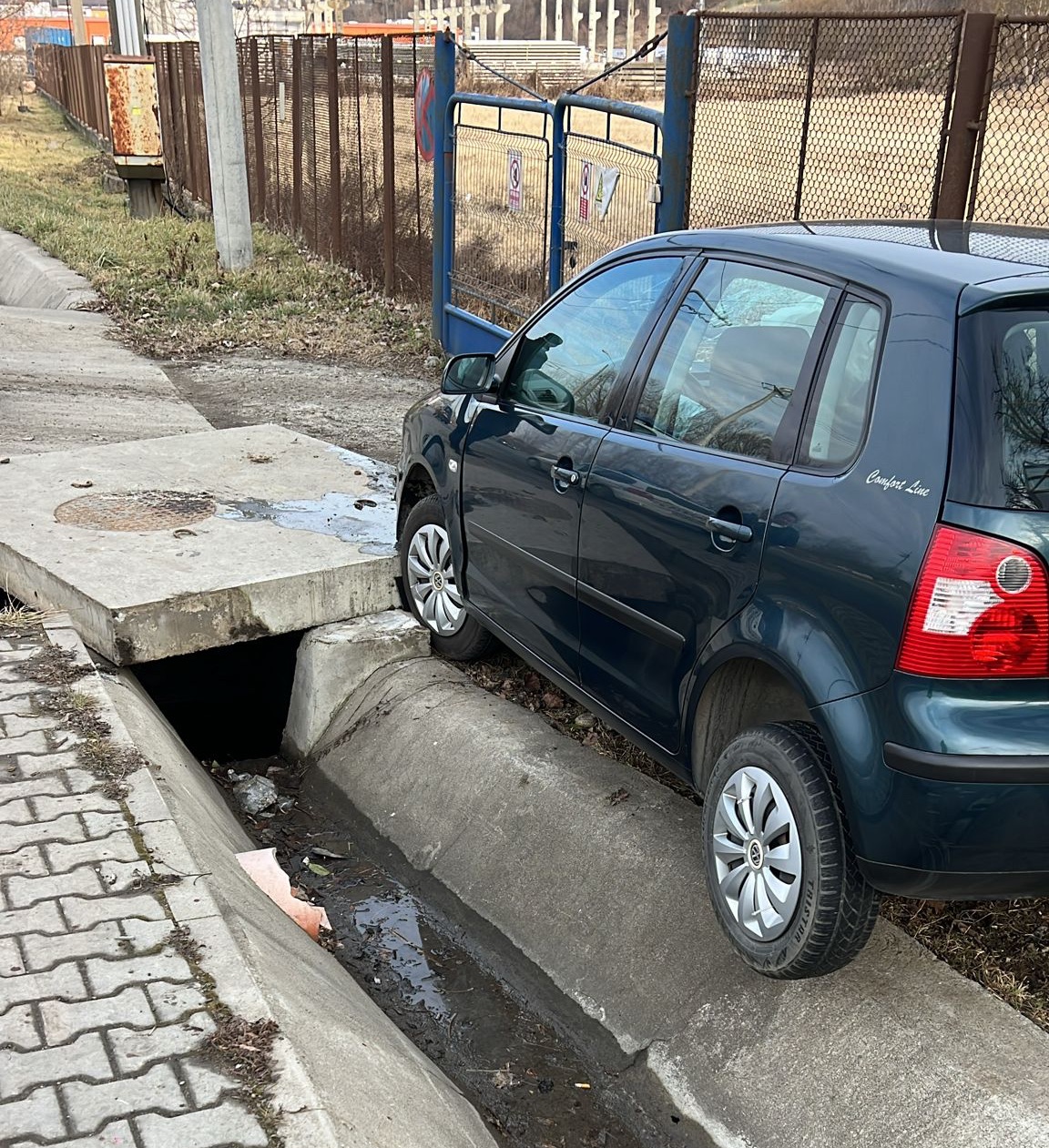 Un șofer de 71 de ani a sărit șanțul cu mașina și a ajuns la spital