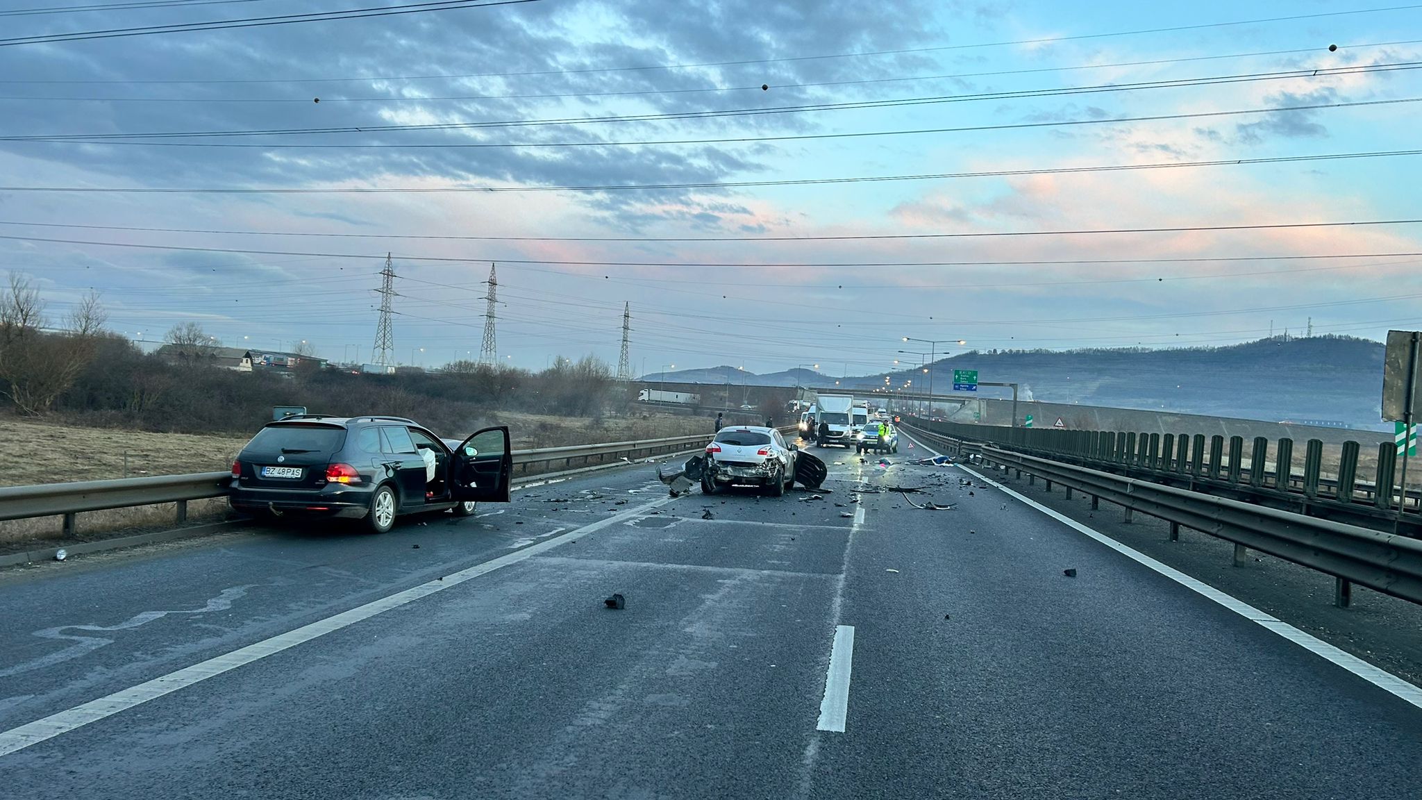 Șoferul care a fost lovit de o mașină în timp ce apela 112 de pe autostradă este internat în spital cu multiple fracturi