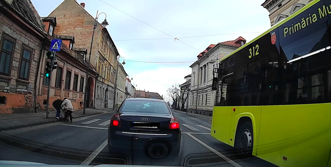 Femeia ajutată să traverseze strada de un tânăr șofer este o fostă profesoară: Mulțumim cu sinceră prețuire pentru omenie, răbdare și înțelegere