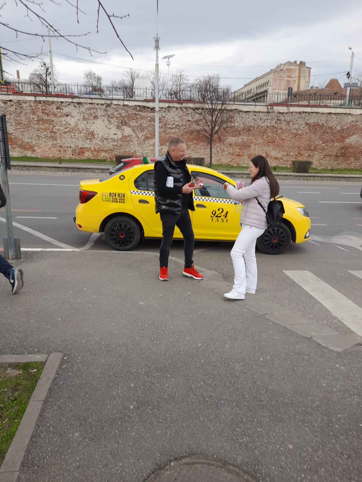 Mai mulți taximetriști au împărțit mărțișoare sibiencelor. „Am considerat că este oportun să aducem un mic zâmbet clientelor noastre”