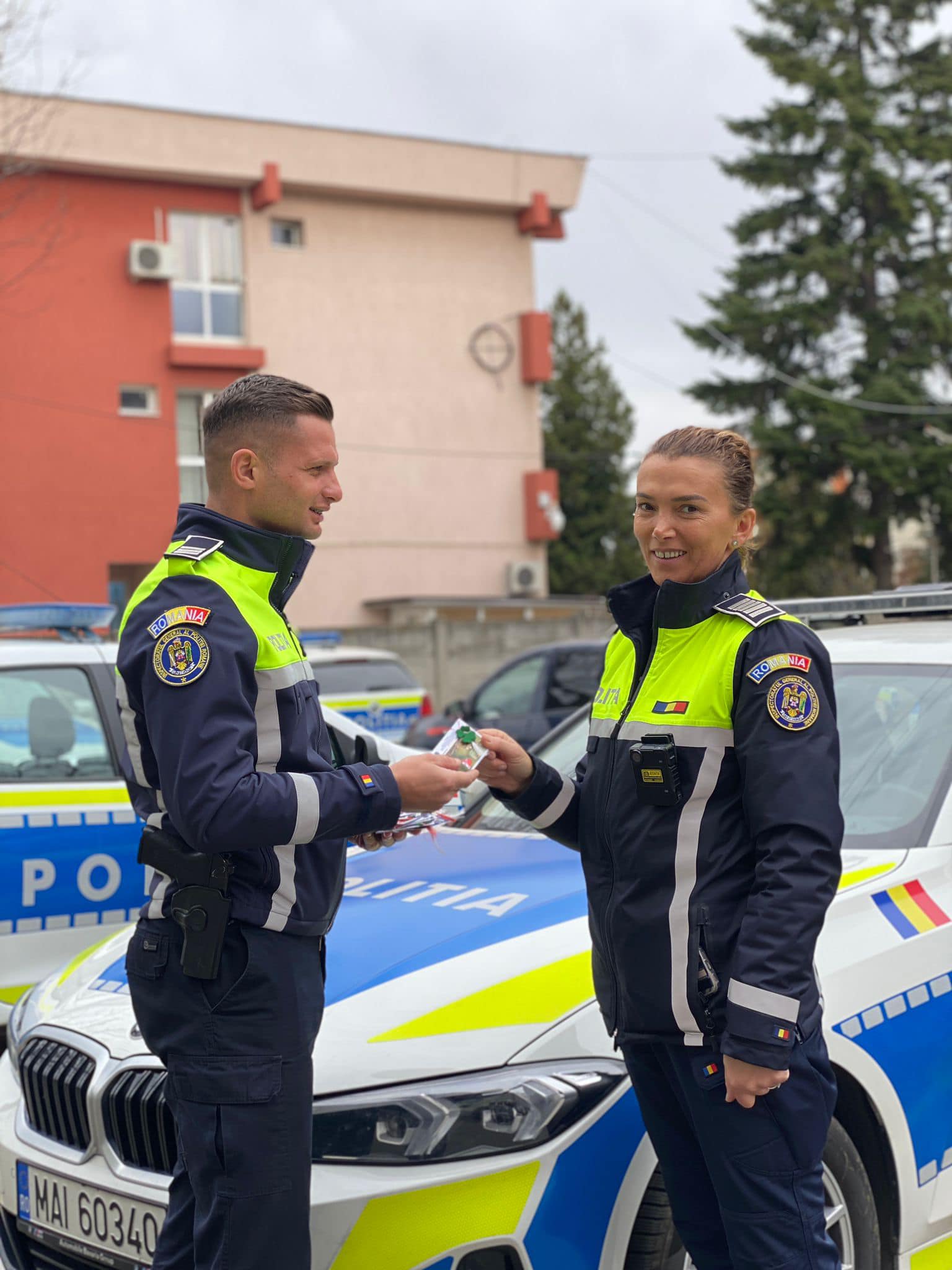 1 martie și în trafic: polițiștii împart mărțișoare sibiencelor