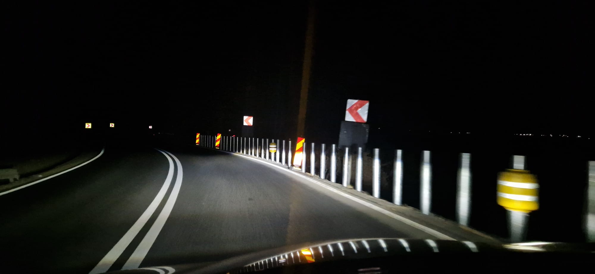 Primul drum din județul Sibiu cu parapet pe role: coborârea înspre Veștem de pe Hula Bradului. „Acest tronson va deveni mult mai sigur în cazul unui derapaj”
