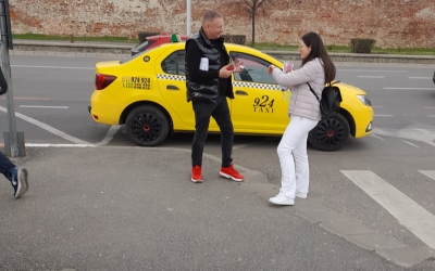 Mai mulți taximetriști au împărțit mărțișoare sibiencelor. „Am considerat că este oportun să aducem un mic zâmbet clientelor noastre”