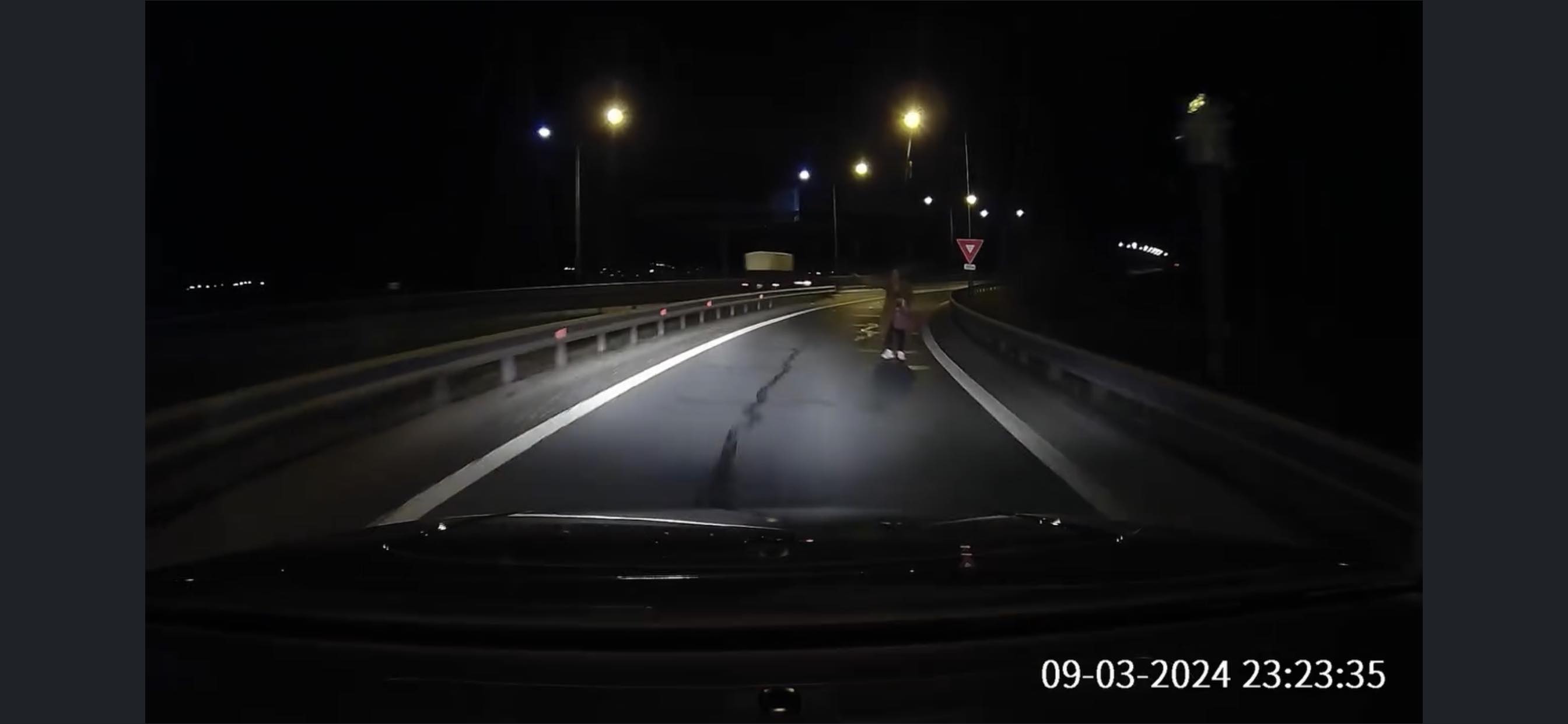 O femeie a apărut în fața unei mașini care intra pe autostradă. „Dacă era un tir o lua în plin. Poliția nici nu s-a deranjat”