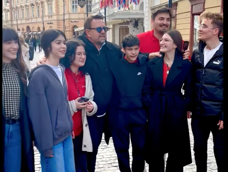 Horia Brenciu, în centrul Sibiului. A cântat împreună cu mai mulți tineri din imnul României. „Mândru de tinerii de azi”