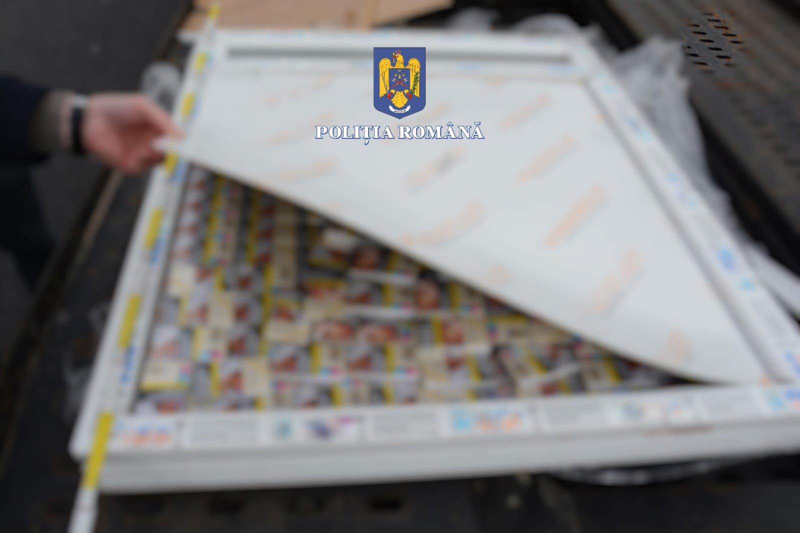 Țigări de contrabandă găsite de polițiștii sibieni ascunse într-un vehicul oprit pentru control la intrare pe Valea Oltului