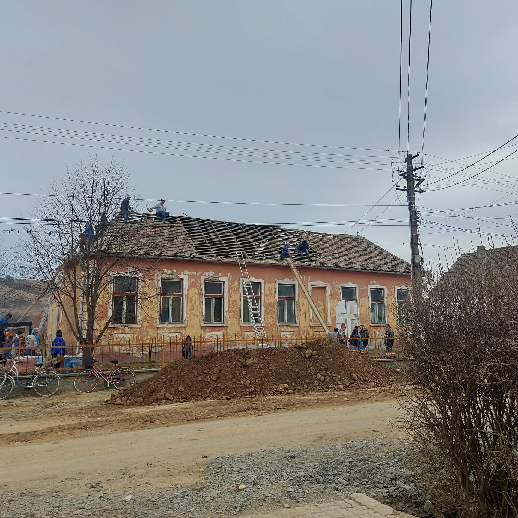 O asociație din județul Sibiu are nevoie de bani pentru reabilitarea clădirii școlii vechi și transformarea ei într-un centru multifuncțional. „Fiecare contribuție aduce proiectul mai aproape de realizarea visului nostru”