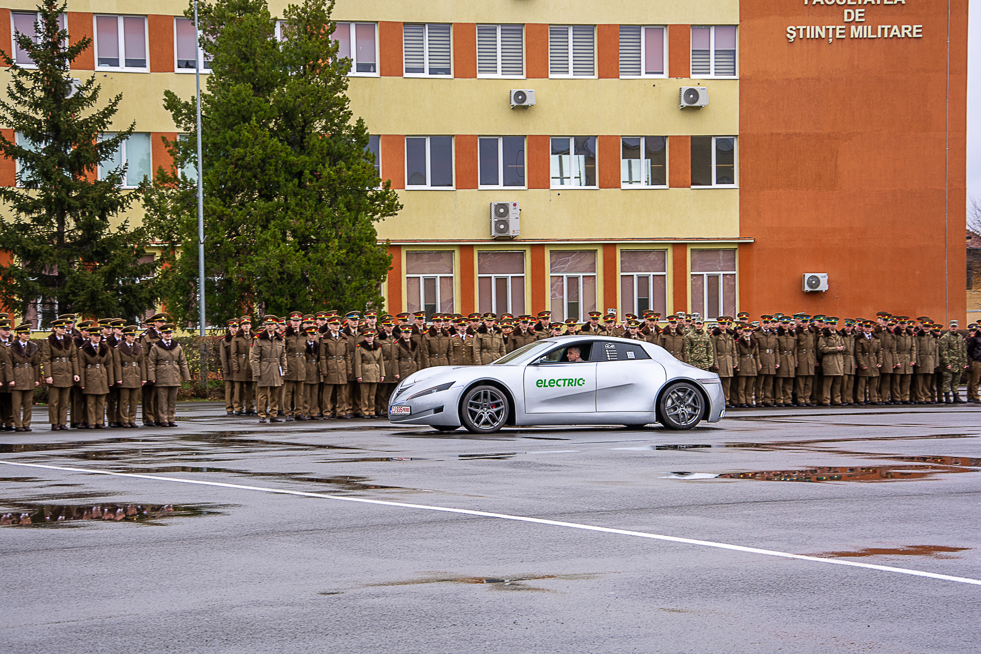 Prima maşină electrică românească a fost prezentată la Academia Forțelor Terestre din Sibiu. Preţul este de jumătate de milion de euro