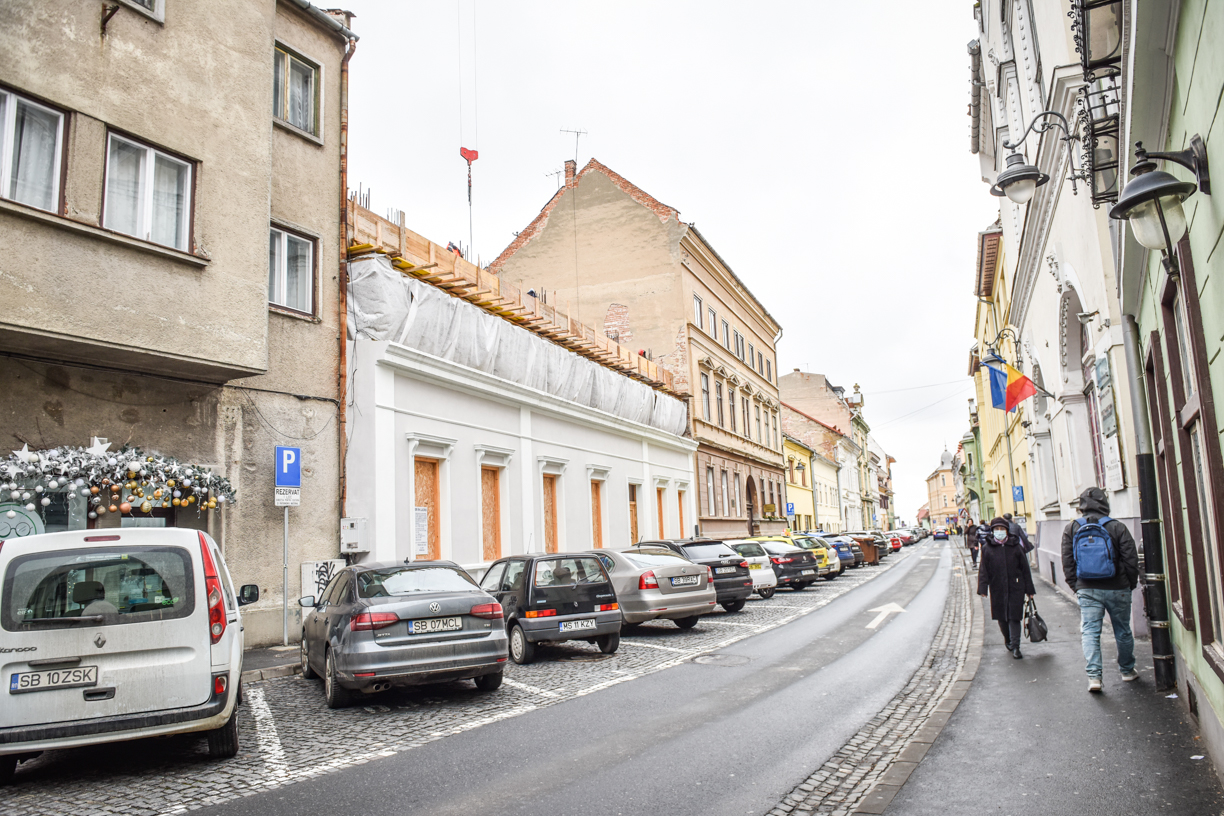 Strada Tribunei închisă temporar pentru demontarea unei macarale. Mașinile parcate vor fi ridicate