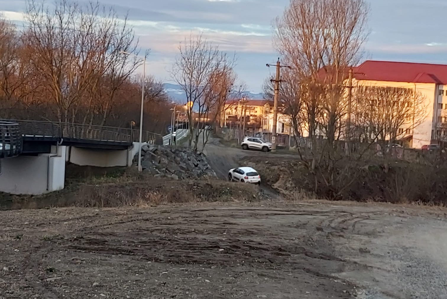 Pentru a evita traficul, unii șoferi traversează pârâul Rusciori prin apă. Pista de biciclete de pe malul Cibinului acoperită cu noroi