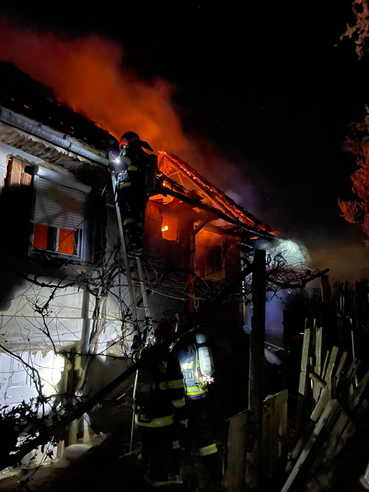 Arde o casă în Rășinari. Un bărbat a suferit o ușoară intoxicație cu fum