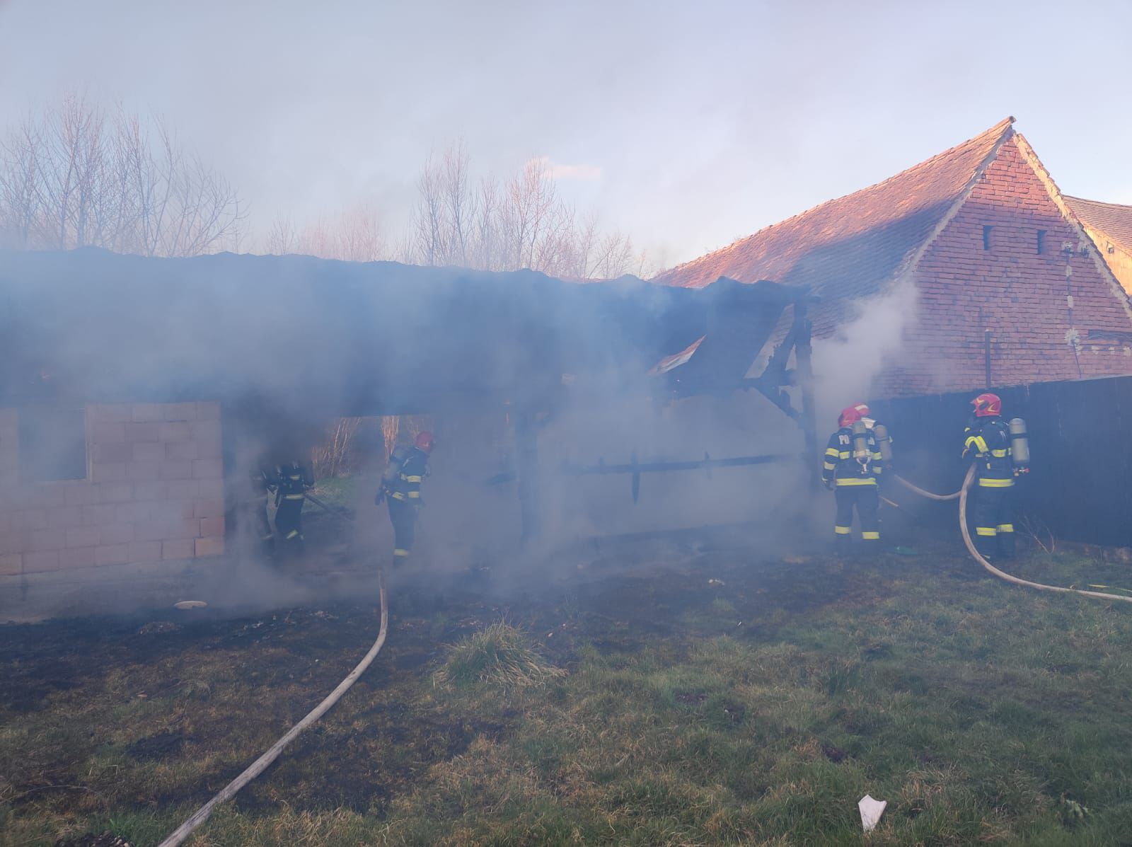 Incendiu în Rusciori pornit de la o țigară. A ars o anexă de 80 de mp