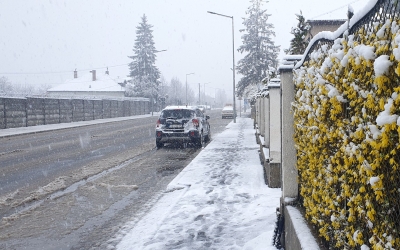 Iarna nu pleacă ușor: Val de frig, ninsori la munte, vânt puternic și strat nou de zăpadă