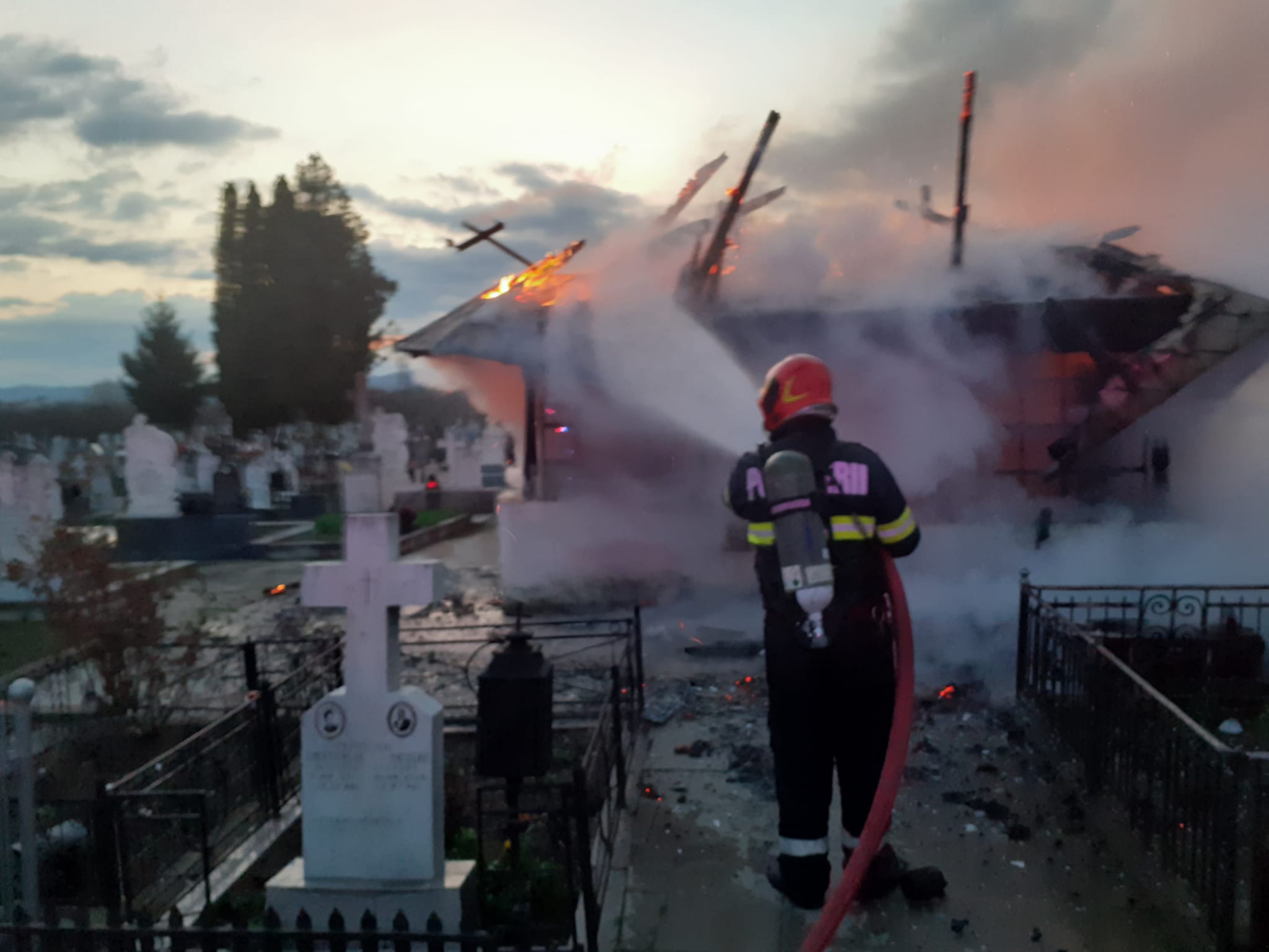 FOTO Biserică veche de aproape 300 de ani, arsă într-un incendiu în municipiul Râmnicu Vâlcea. Era monument istoric
