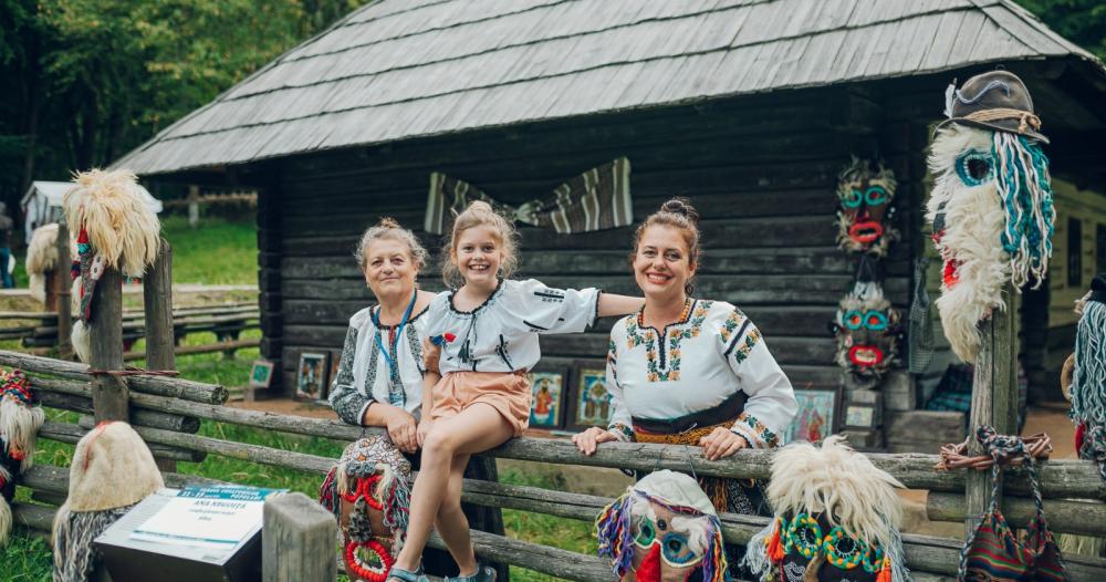 Ana și Ioana Negoiță, fiica și mama care au adus la Sibiu tradiția confecționării măștilor specifice dansului urâților. „Pot fi diferențiate ușor cele autentice față de cele fabricate în China”