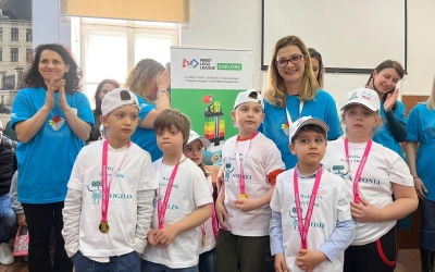 Șase copii cu deficiențe de auz din Sibiu au participat pentru prima dată la o competiție națională de robotică. Profesoara Alina Hoară: „Am învățat multe de la ei”