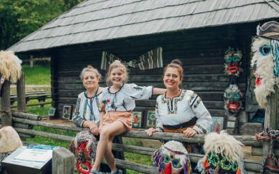 Ana și Ioana Negoiță, fiica și mama care au adus la Sibiu tradiția confecționării măștilor specifice dansului urâților. „Pot fi diferențiate ușor cele autentice față de cele fabricate în China”