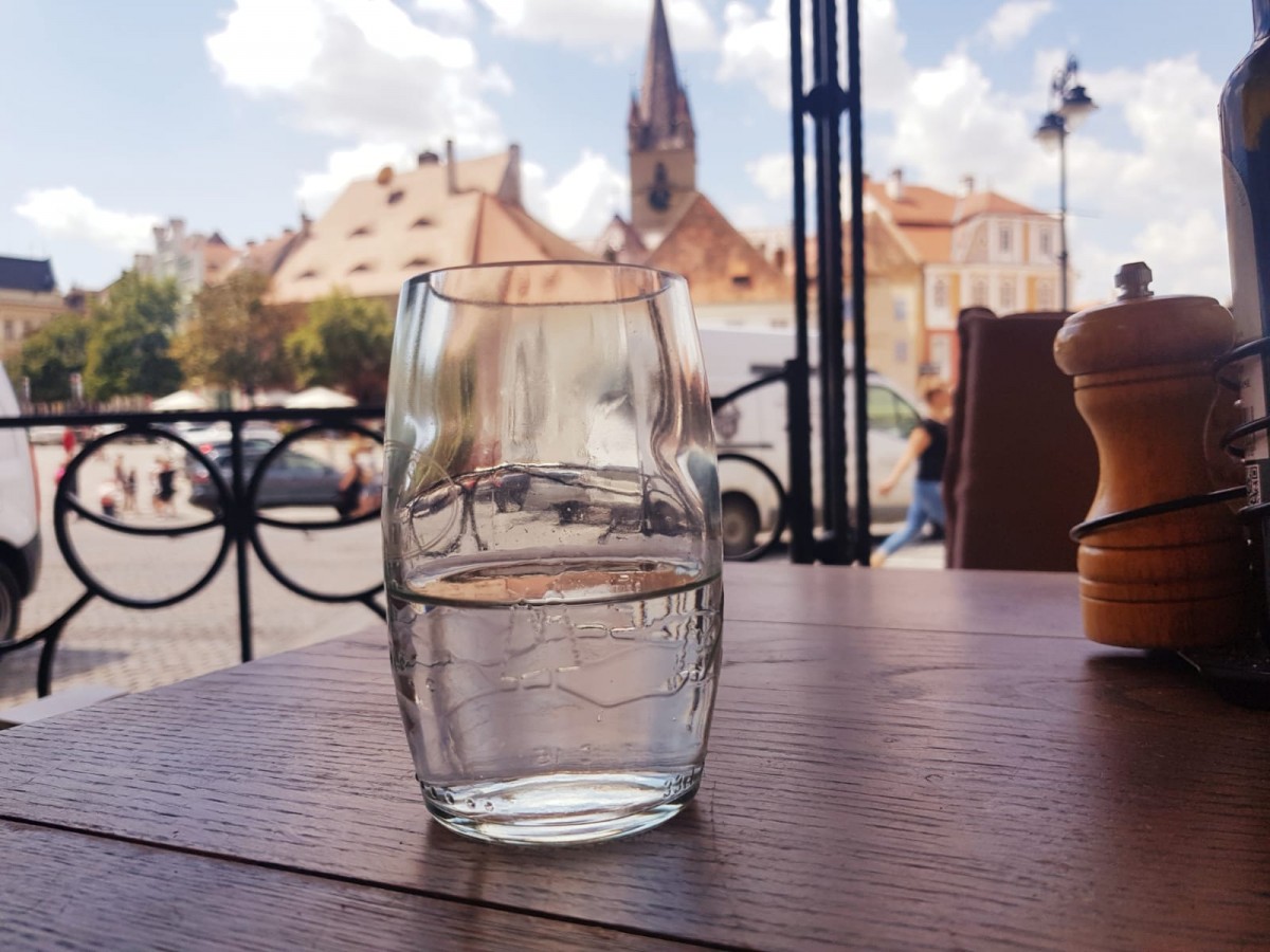 Restaurantele, barurile și cantinele, obligate să ofere gratuit clienților apă de la robinet. Legea a fost adoptată de Camera Deputaților