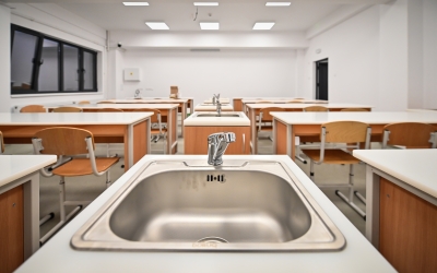 Licitație pentru furnizarea de mobilier și echipamente didactice în școlile din Sibiu: procedură repetată pentru trei loturi din opt