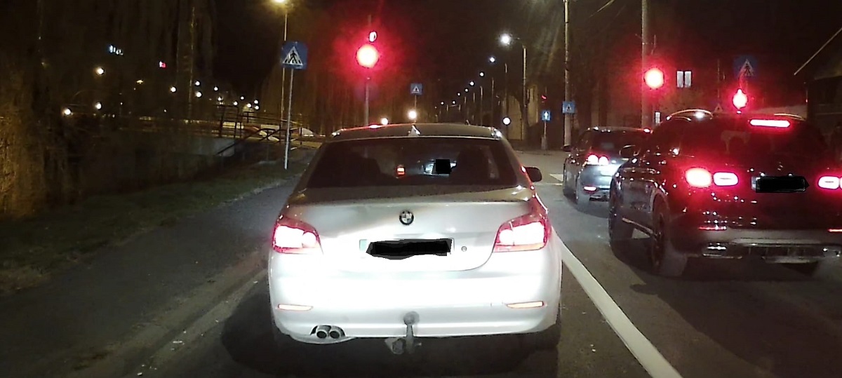 Strada Râului: Un șofer încalcă cel puțin trei reguli de circulație în 20 de secunde