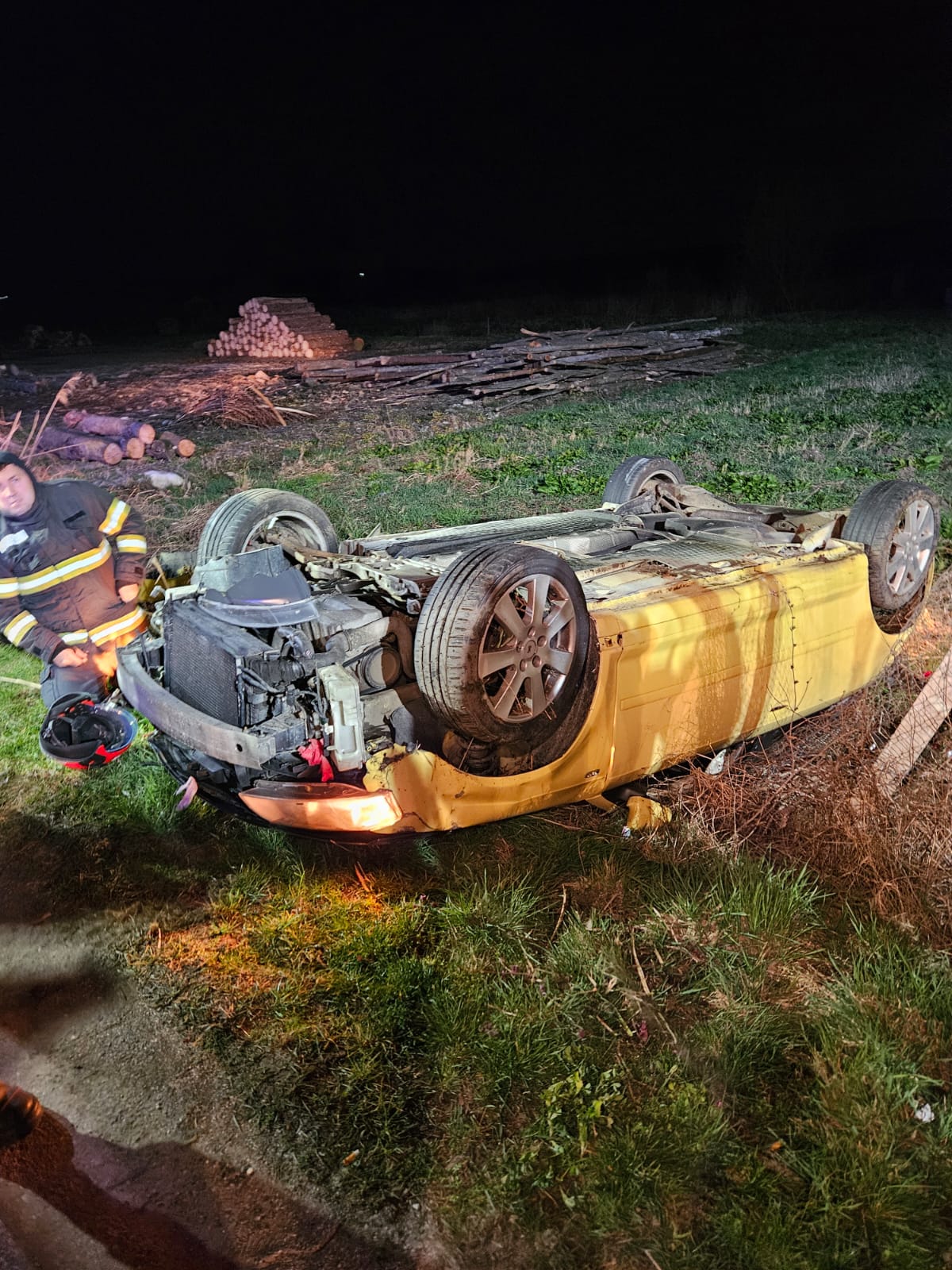 Un tânăr de 25 de ani s-a răsturnat cu mașina după ce a pierdut contrulul volanului. Pasagerul de 18 ani a ajuns la spital