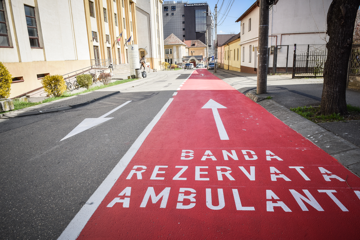 Banda specială pentru ambulanțe își atinge scopul. SAJ și SMURD: „Ne scapă de două sensuri giratorii și o stradă cu sens unic”