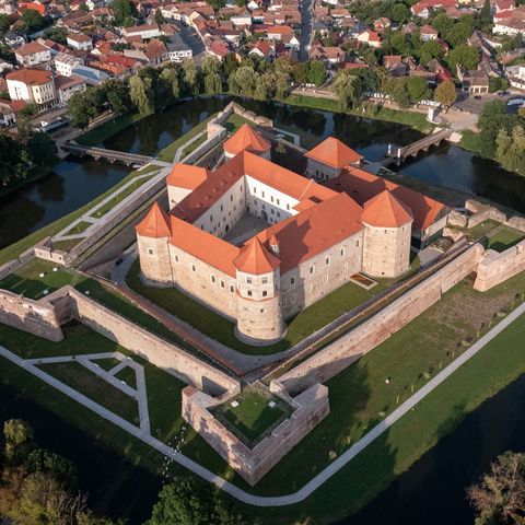 Făgărășenii fac parc natural sub forma hărții României pentru a sublinia că ei sunt în centrul țării. La Dealul Frumos există un monument, în aceeași idee, ridicat în 1858