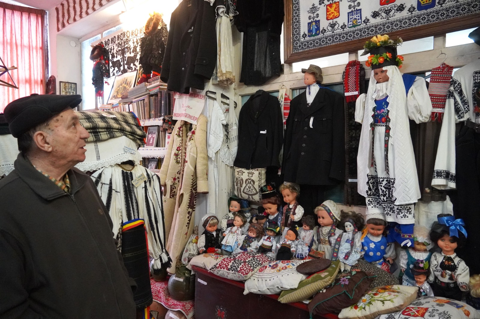 300 de păpuși îmbrăcate cu portul popular de pe Valea Hârtibaciului. Hobby-ul a doi pensionari din Sibiu. ”Întotdeauna suntem bucuroși de oaspeți, mai ales de copii”