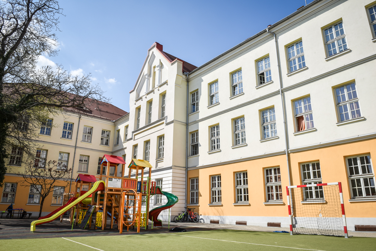 Sibiul are primul liceu privat: clase cu maxim 20 de elevi, 5 module școlare pe an, ore de curs de 75 de minute. „Vor avea parte de experiențe de viață profesională pentru a vedea și înțelege ce înseamnă a lucra într-un anumit domeniu”