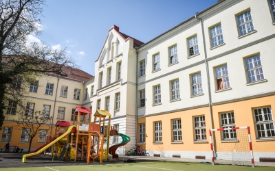 Sibiul are primul liceu privat: clase cu maxim 20 de elevi, 5 module școlare pe an, ore de curs de 75 de minute. „Vor avea parte de experiențe de viață profesională pentru a vedea și înțelege ce înseamnă a lucra într-un anumit domeniu”