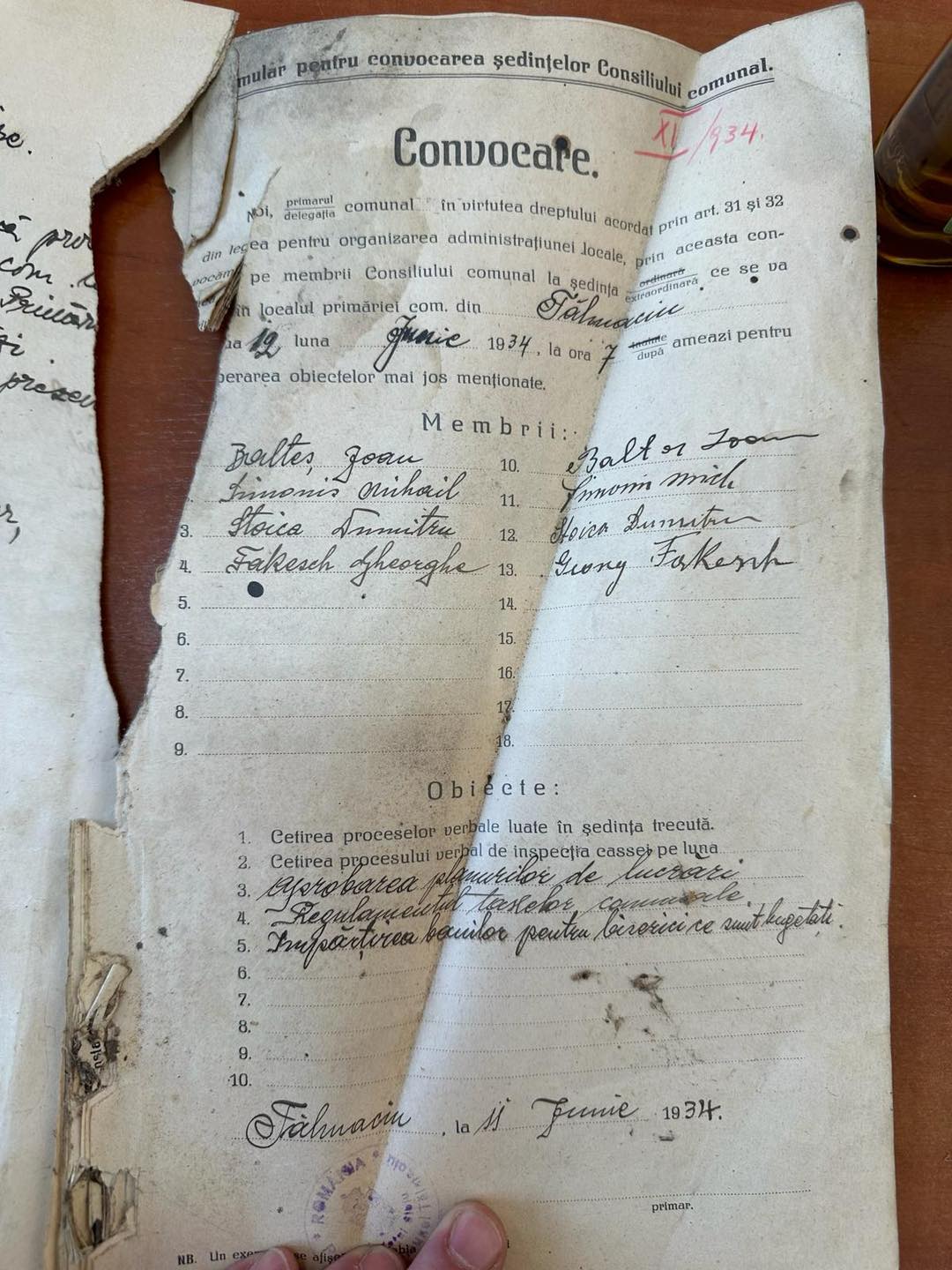 FOTO Documente vechi de 100 de ani, găsite în zidurile Primăriei Tălmaciu. Posibilă legătură cu Dictatul de la Viena