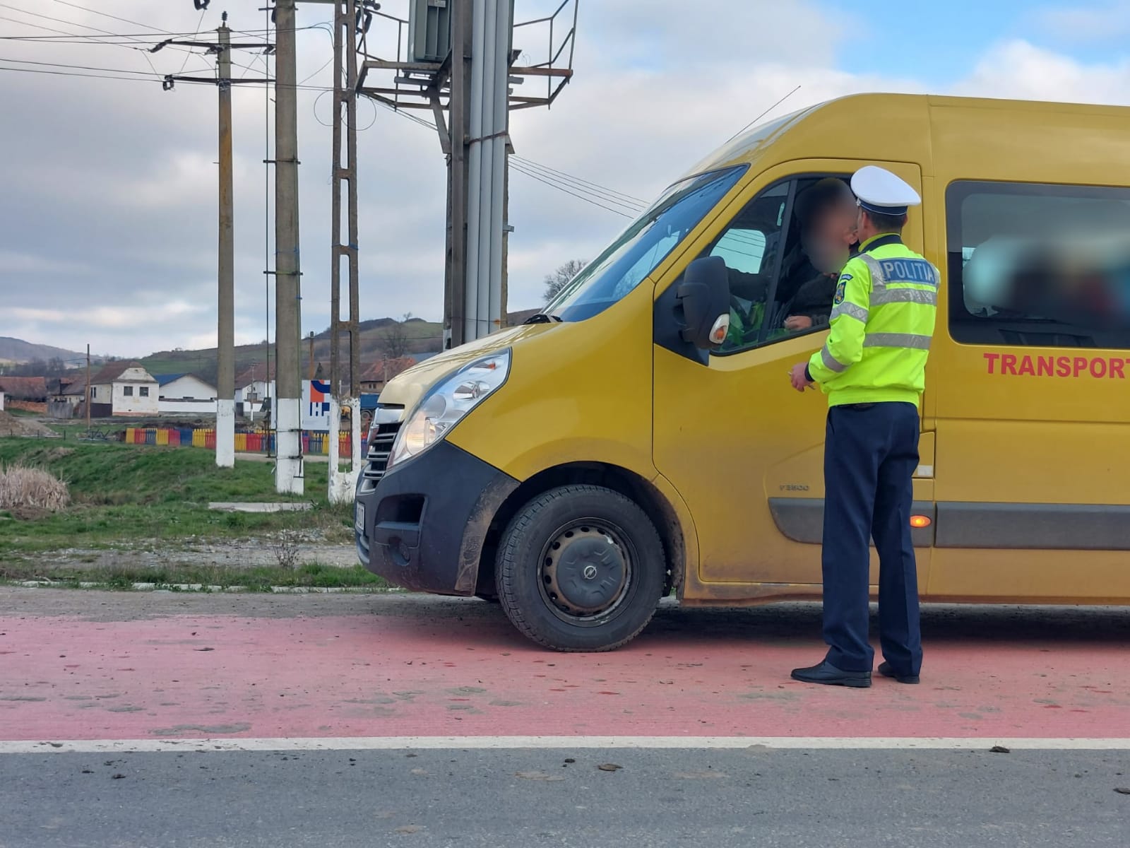 Acțiuni ale polițiștilor sibieni pentru siguranța școlarilor în trafic. Doi șoferi de autobuze școlare, care nu purtau centura de siguranță, au fost sancționați