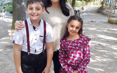 „Mami, vreau și eu pe covorul roșu!”. La 8 ani, un băiat din Tălmaciu este pe podiumul competițiilor de modeling și joacă în filme românești