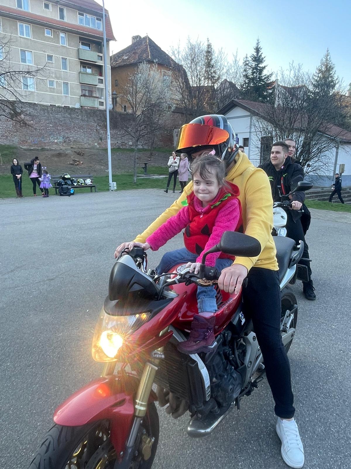Ziua Sindromului Down a fost sărbătorită la Sibiu cu zâne, cavaleri, baloane și motocicliști