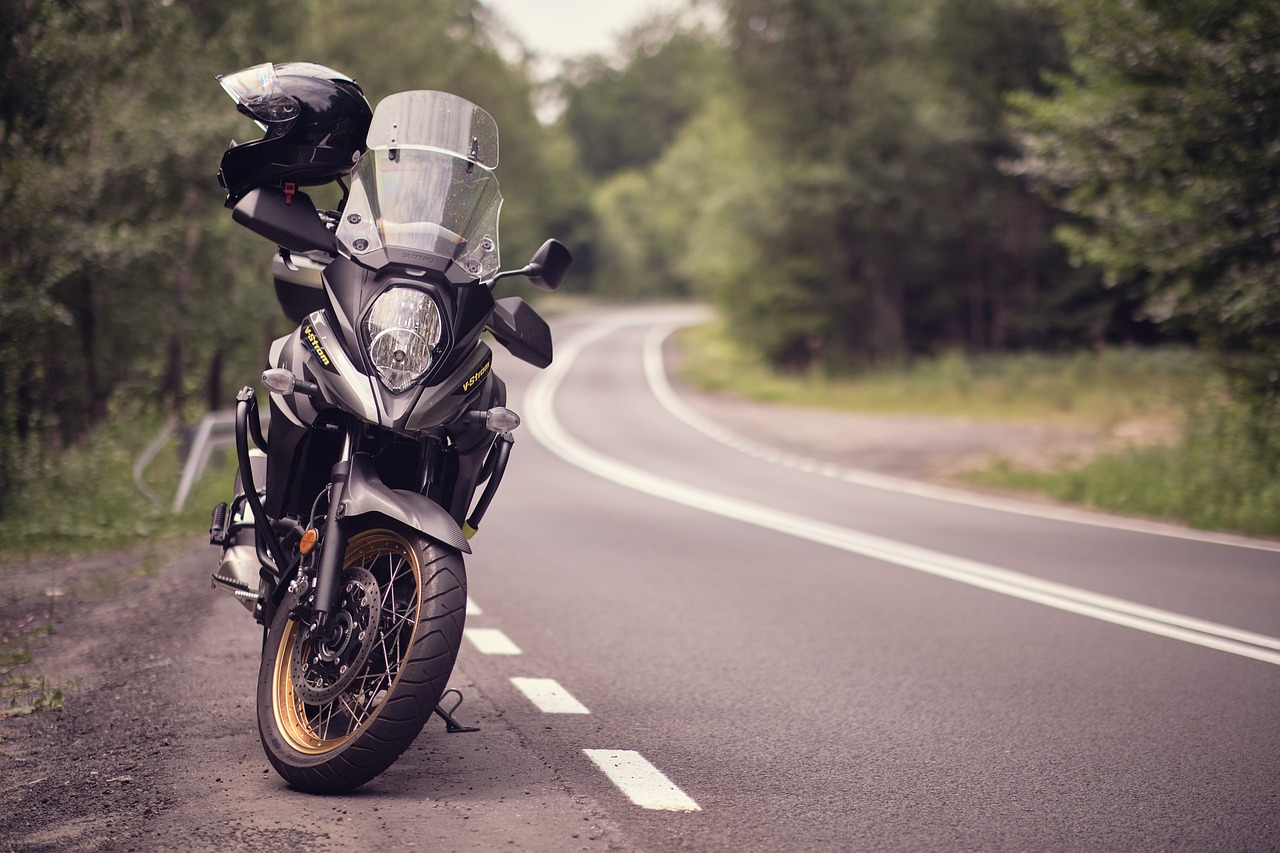 O motociclistă de 35 de ani din Sibiu a ajuns la spital după ce un șofer nu i-a acordat prioritate și a accidendat-o