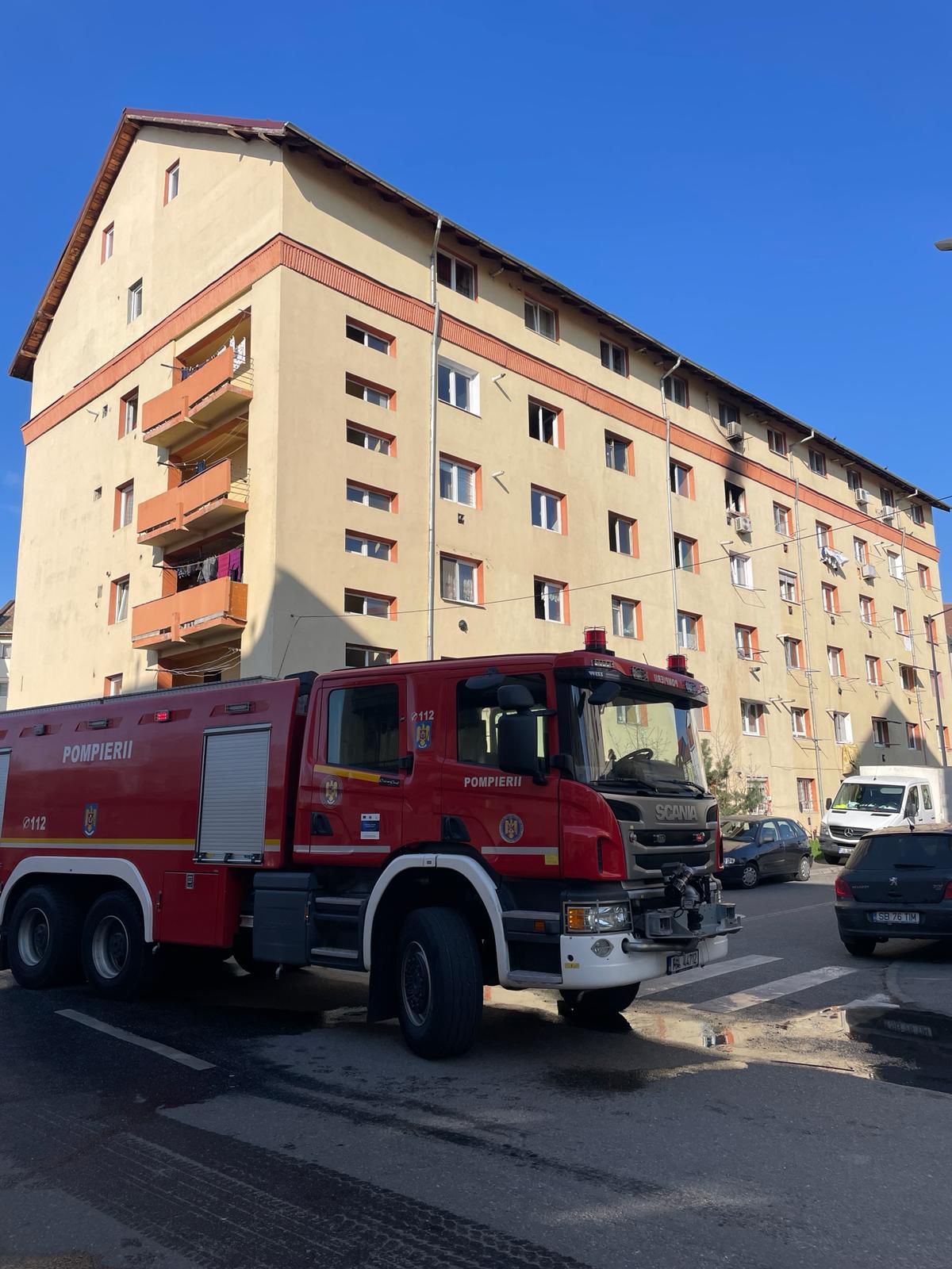 Un bărbat a ajuns la spital în urma unui incendiu provocat de o țigară într-un apartament din Sibiu . 20 de persoane s-au autoevacuat
