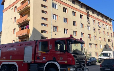 Un bărbat a ajuns la spital în urma unui incendiu provocat de o țigară într-un apartament din Sibiu . 20 de persoane s-au autoevacuat