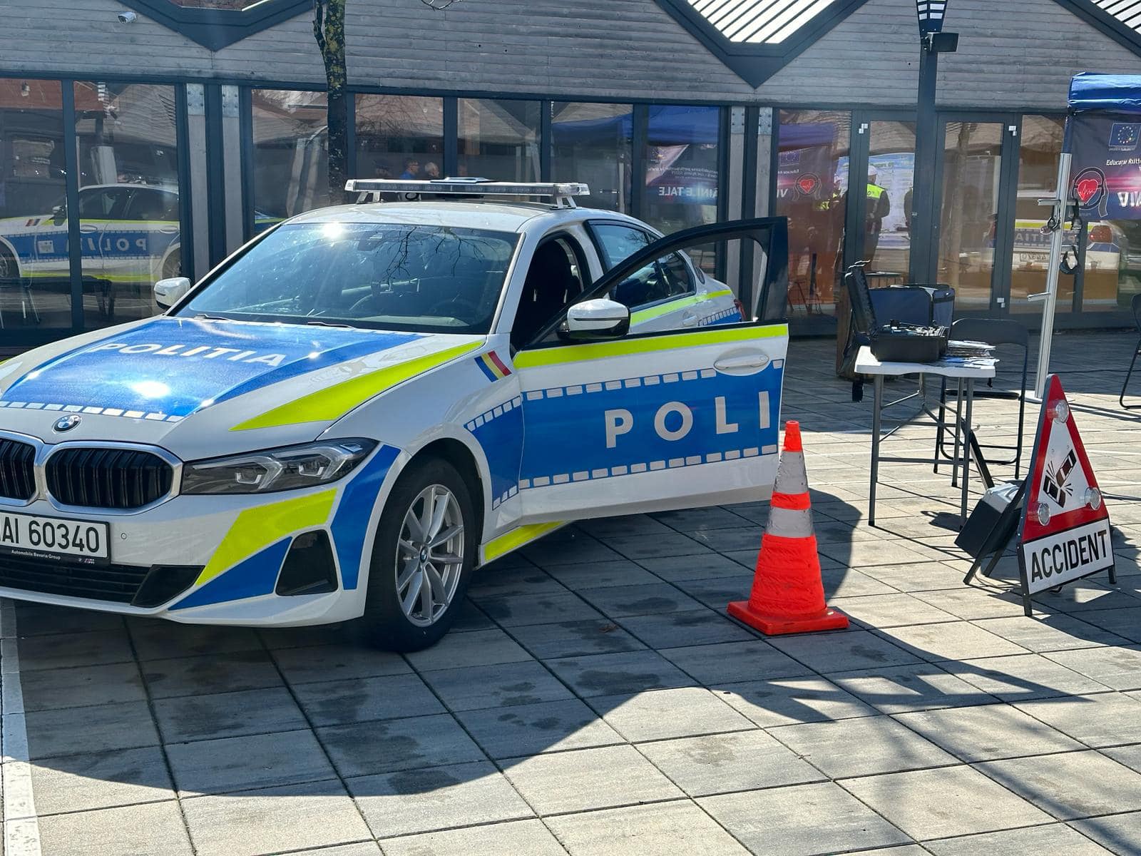 Ziua Poliției Române, sărbătorită la Sibiu: standuri expoziţionale de tehnică, demonstrații de dresaj canin, ateliere de educație rutieră, laborator criminalistic mobil