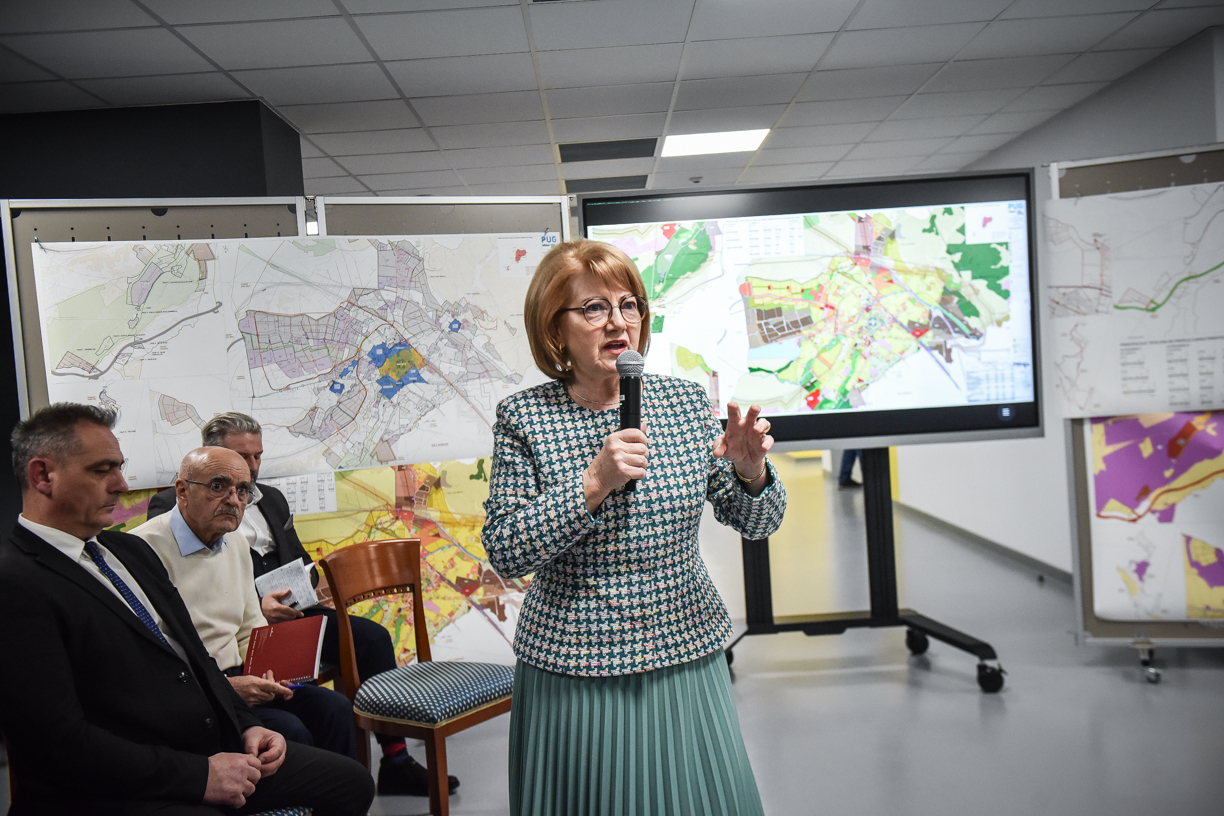 Strada Ocnei va fi redată circulației publice - pentru pietoni, bicicliști și mașini. Fodor: Le-am acordat un termen celor de la Independența