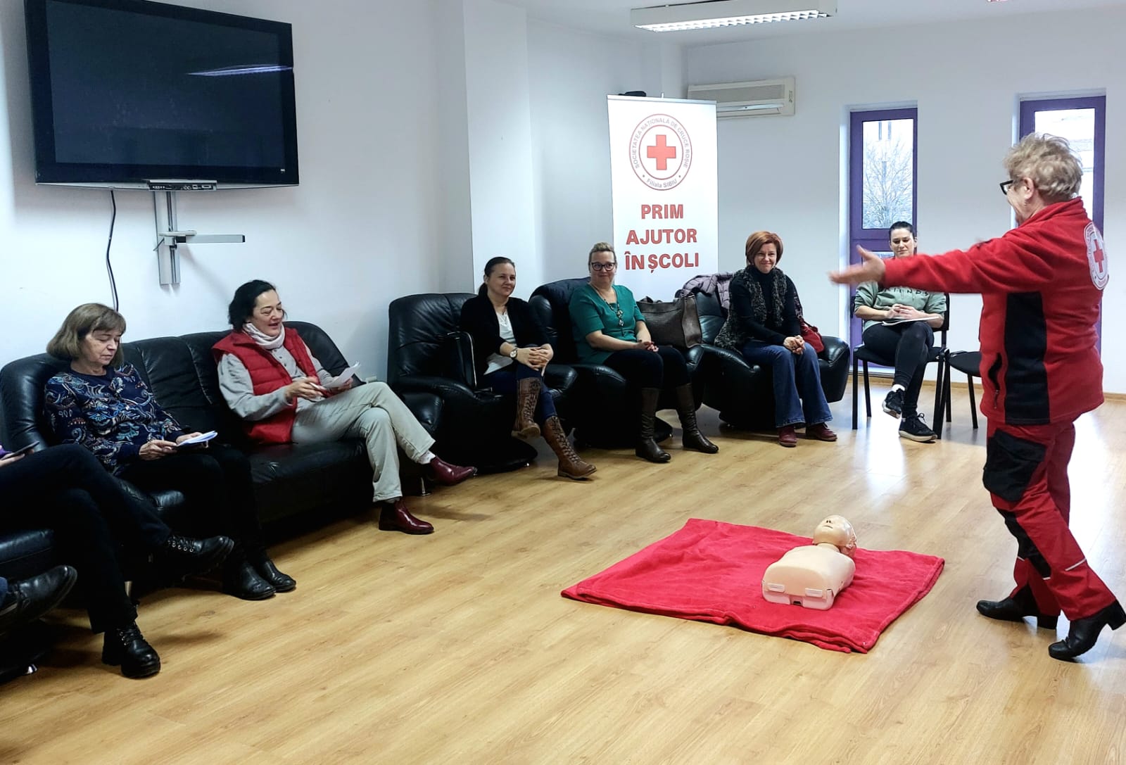 460 de profesori din județul Sibiu vor învăța să acorde primul ajutor de la instructorii Crucii Roșii Sibiu