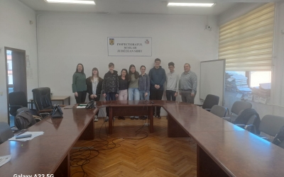 Doi elevi de gimnaziu și cinci de liceu vor merge la Huși și Târgu Mureș pentru a reprezenta Sibiul la fazele naționale ale Olimpiadei de Matematică