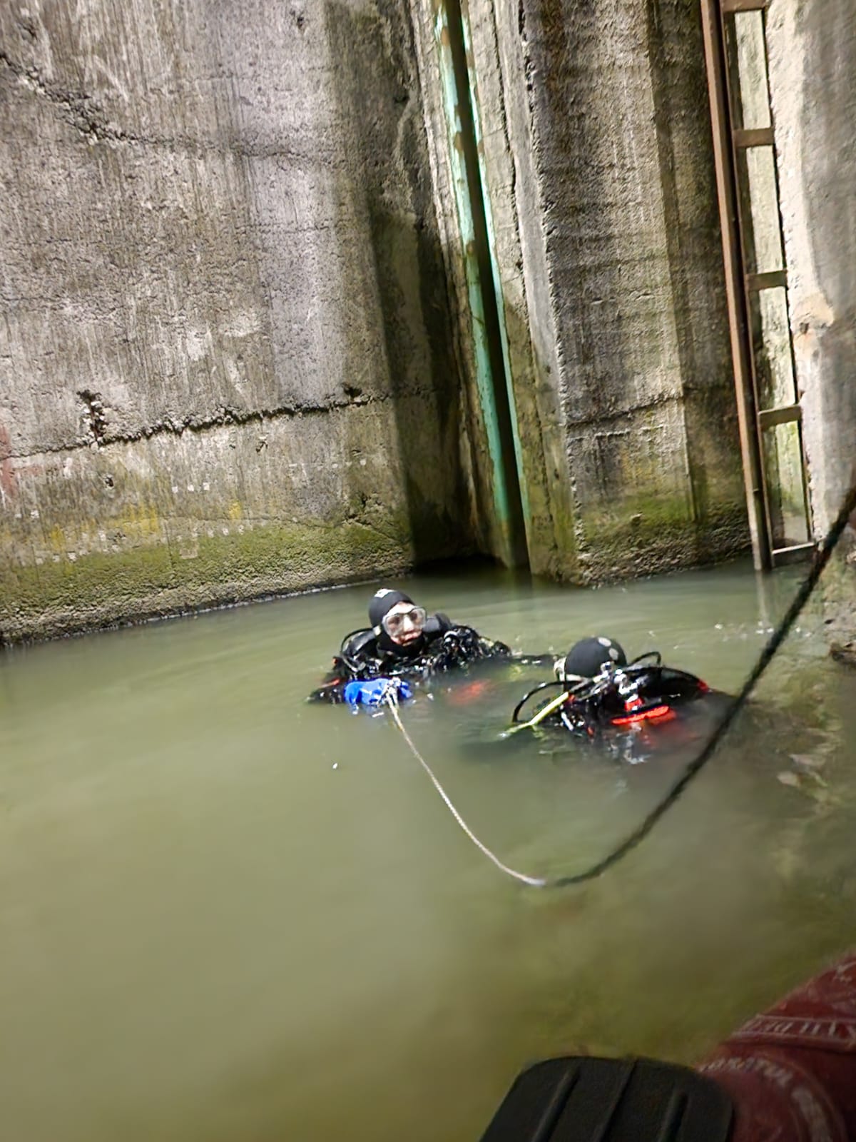 Scafandrii caută o persoană înecată pe Valea Oltului