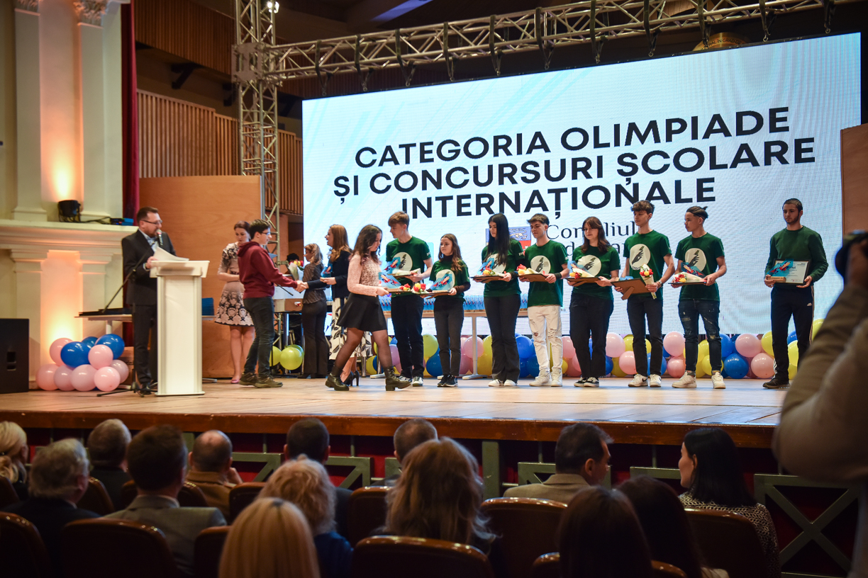 Sute de elevi și profesori din Sibiu au fost premiați la Gala Performanței în Educație. Bianca Cristea a obținut cele mai multe premii