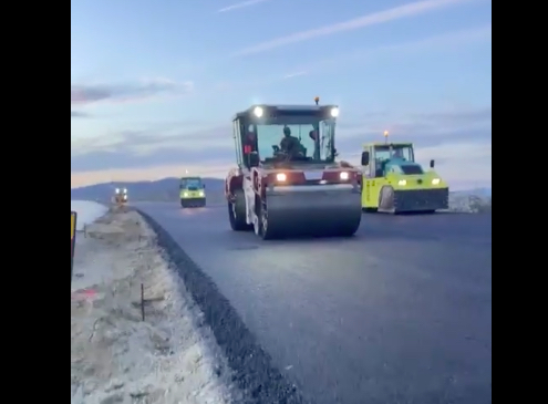 Asfalt pe lotul 5 al autostrăzii Sibiu-Pitești. WeBuild a pus în funcțiune o stație care produce 340 tone/asfalt pe ora