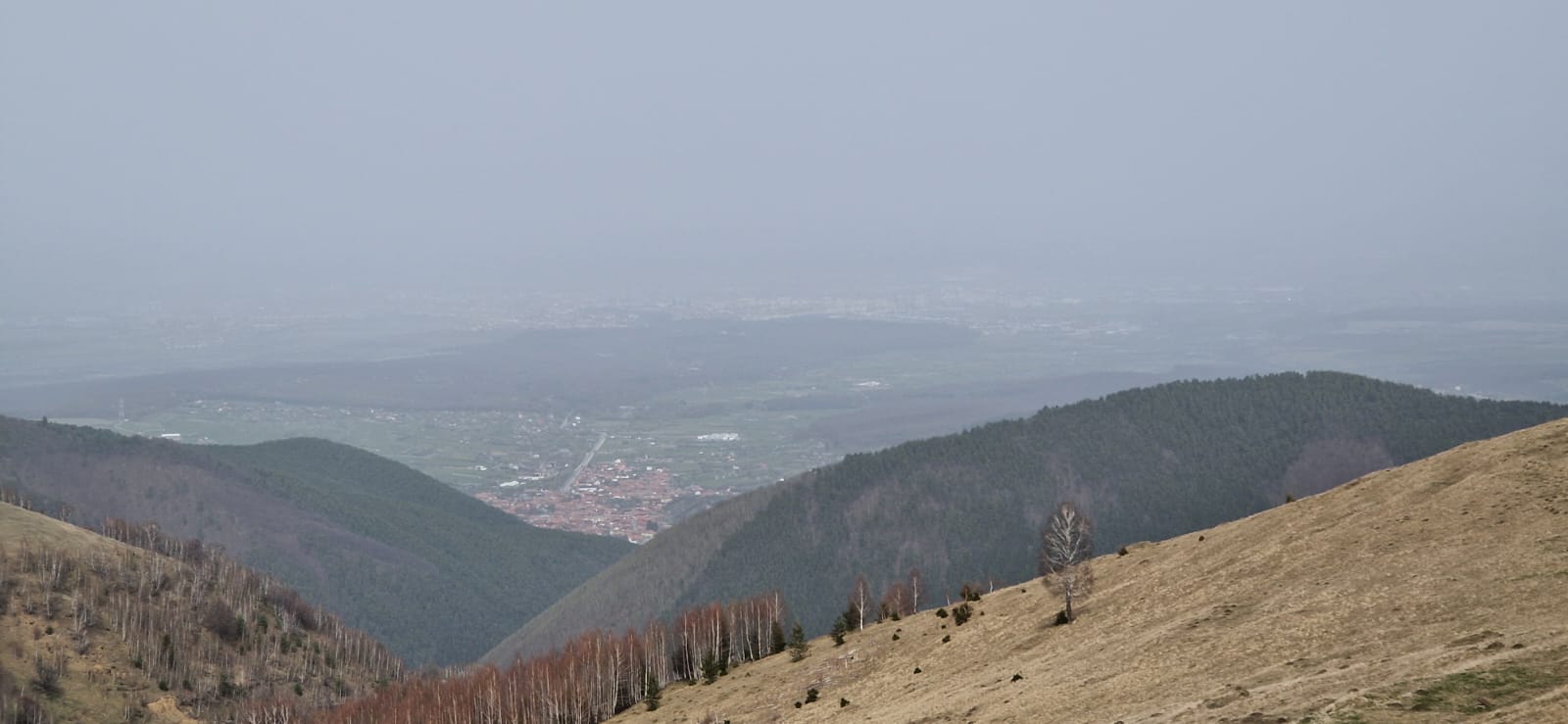 Sibiul văzut de la munte, sub un nor de praf saharian