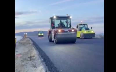 Asfalt pe lotul 5 al autostrăzii Sibiu-Pitești. WeBuild a pus în funcțiune o stație care produce 340 tone/asfalt pe ora