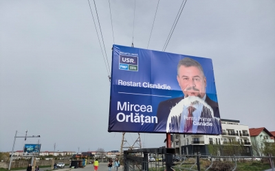 USR: Susținătorii primitivi ai actualei conduceri PNL a orașului au vandalizat panoul publicitar al candidatului Alianței Dreapta Unită la Primăria Cisnădie