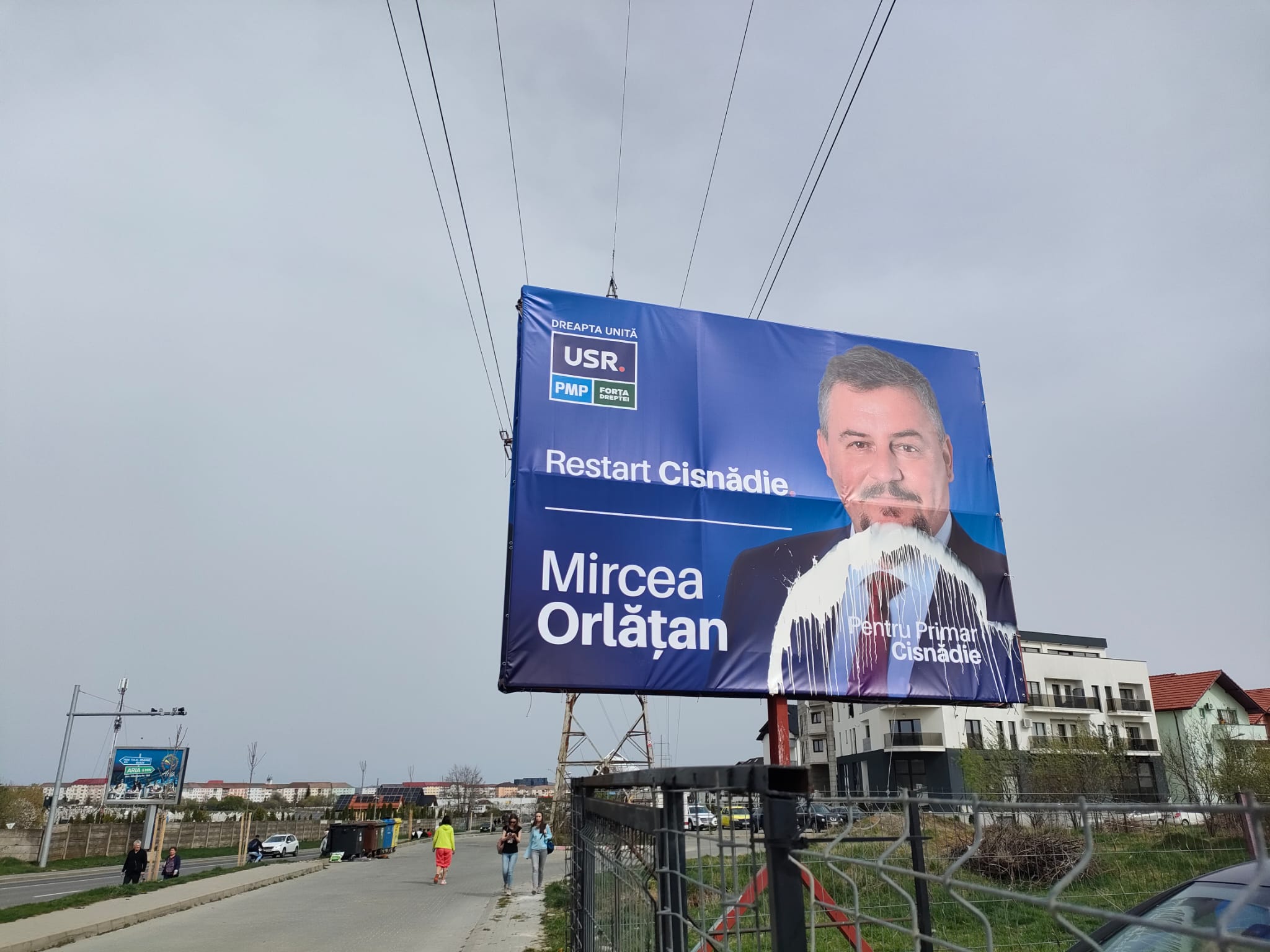 USR: Susținătorii primitivi ai actualei conduceri PNL a orașului au vandalizat panoul publicitar al candidatului Alianței Dreapta Unită la Primăria Cisnădie